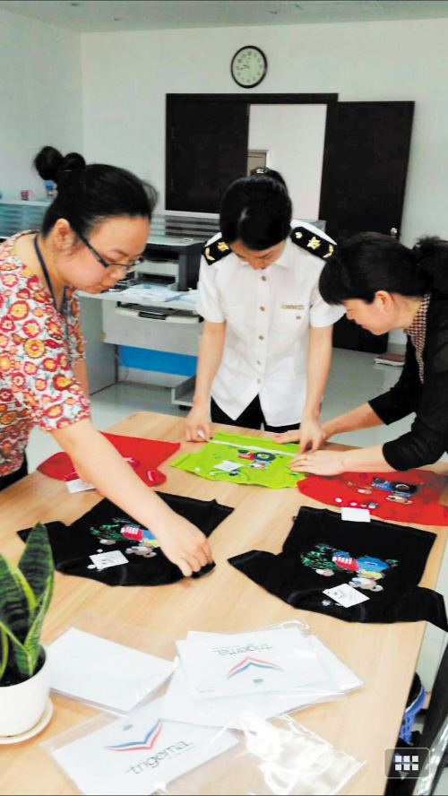 圖為湖南出入境檢驗檢疫局查獲的不合格洋童裝。長沙晚報通訊員 林俊供圖