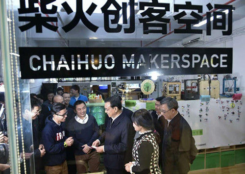 2015年1月4日，李克強總理考察深圳柴火創(chuàng)客空間。該空間創(chuàng)始人說，柴火寓意“眾人拾柴火焰高”，成立4年已經(jīng)吸引1萬多人參加活動。他希望總理能成為柴火創(chuàng)客的榮譽會員，李克強欣賞應答：“好，我再為你們添把柴！”中新社記者　劉震　攝